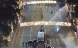 【アルバニア】夜間外出禁止令に従わなかった男性を警察が射殺、抗議デモが発生