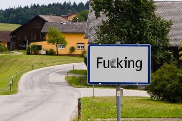 オーストリアの村「F○cking」が改名、住民も冷かされるのに飽き飽き