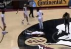 米大学バスケの選手が試合中に突然倒れる、新型コロナの後遺症か？【動画】