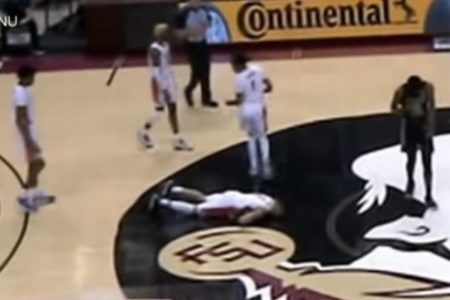 米大学バスケの選手が試合中に突然倒れる、新型コロナの後遺症か？【動画】