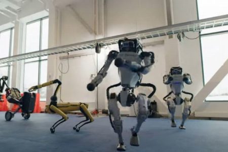 ボストン・ダイナミクスのロボットがノリノリでダンス、素晴らしくも異様でもあり