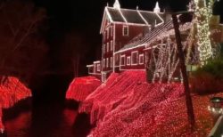 クリスマスのデコレーション、400万個のライトを飾った水車小屋がゴージャス