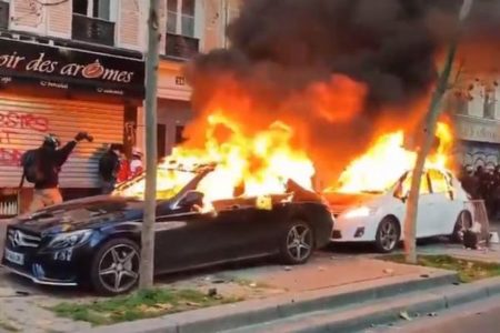 フランスで警察官による黒人暴行事件が発生、激しい抗議デモが行われる