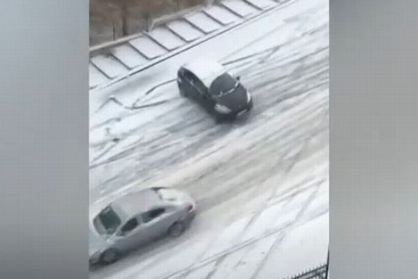 トルコの首都が大雪で大変なことに…多くの車が制御不能のまま滑っていく