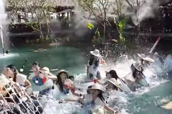 タイの美人コンテストで撮影中に橋が崩壊、候補者の女性らが池に落下