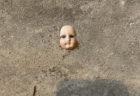 引っ越し先の地下室の壁に、人形の顔が埋め込まれていてゾ〜ッ