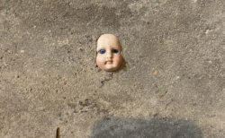 引っ越し先の地下室の壁に、人形の顔が埋め込まれていてゾ〜ッ