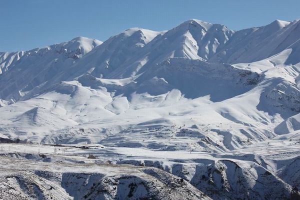 イランの山で猛烈な吹雪や雪崩が発生、10人が死亡、行方不明者も