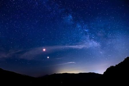 冬至の夜空で木星と土星が接近、800年の時を越えた現象が起きる