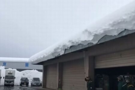 秋田の倉庫で撮影された映像、屋根から大量の雪が落ちる様子がやばすぎる！