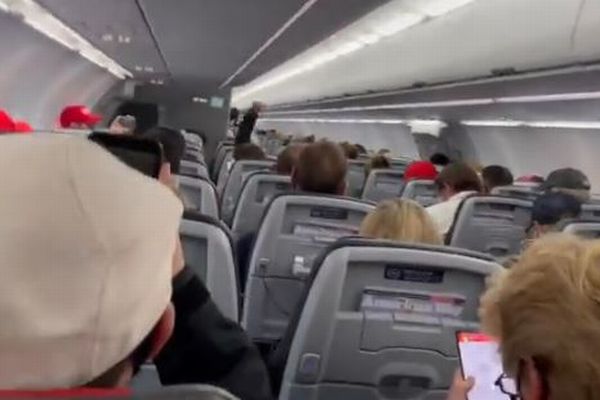 マスクをせずに機内で騒いでいたトランプ支持者、機長が「降ろすぞ！」と脅し、沈黙