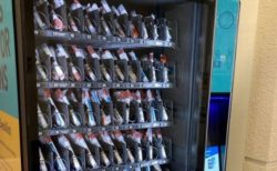 米大学のキャンパスに、新型コロナ検査キットの自販機を設置