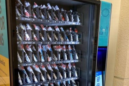 米大学のキャンパスに、新型コロナ検査キットの自販機を設置