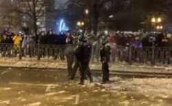 ロシアで大規模な反政府デモ、警察官らが雪玉を当てられボコボコに