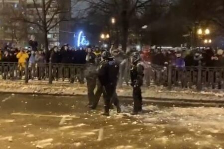 ロシアで大規模な反政府デモ、警察官らが雪玉を当てられボコボコに