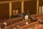 トランプサポーターが連邦議会へ侵入、議員がガスマスクをして避難