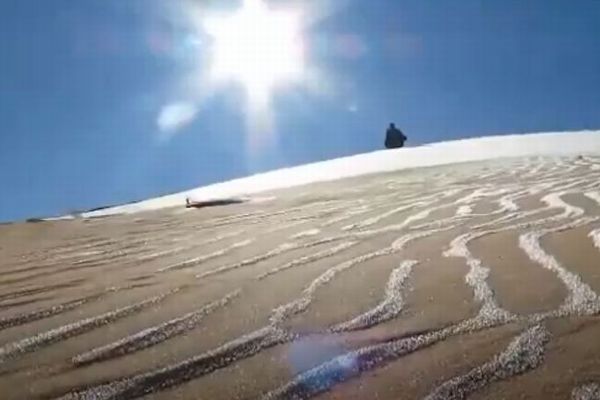 サハラ砂漠に降る雪、地上に美しい模様を描く