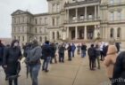 ミシガン州で少数の武装した人々が集結、州兵が議事堂を警護