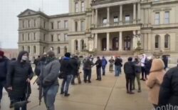 ミシガン州で少数の武装した人々が集結、州兵が議事堂を警護