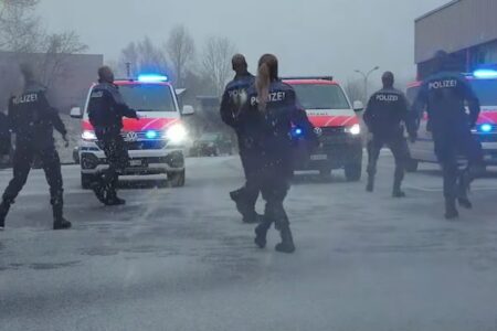 スイス警察のダンス動画が話題を呼び、アイルランド警察がチャレンジを受けて立つ