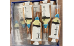 待望の新型コロナワクチンが到着した病院、注射器形のクッキーでお祝い【イギリス】