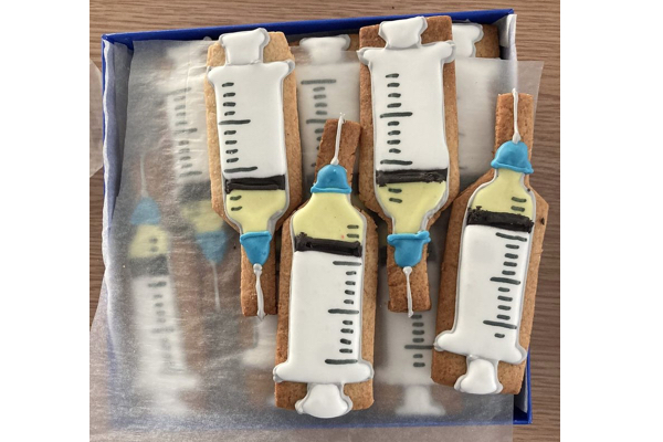 待望の新型コロナワクチンが到着した病院、注射器形のクッキーでお祝い【イギリス】