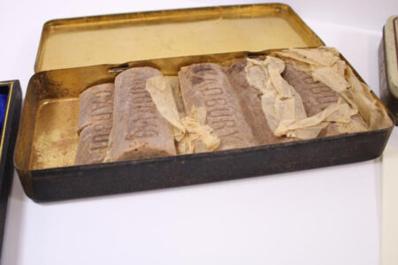 第一次世界大戦時、イギリス軍配給のチョコがオークションに