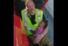 事故現場で子供を抱く消防士、彼が語った仕事の理由が胸を打つ