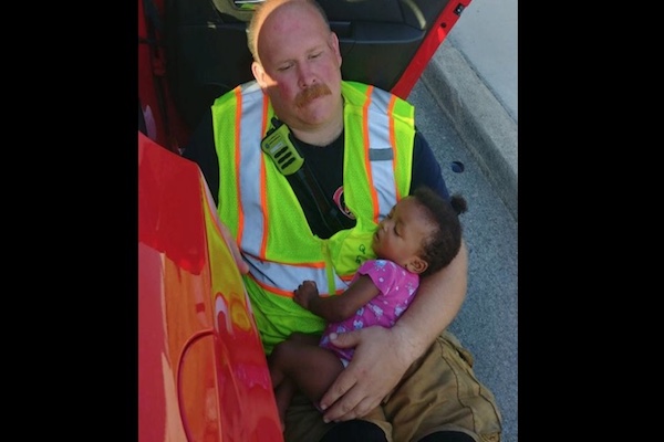 事故現場で子供を抱く消防士、彼が語った仕事の理由が胸を打つ
