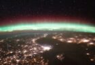 ISSで撮影されたオーロラ、地球の表面を覆う眩い光が美しい