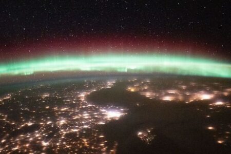 ISSで撮影されたオーロラ、地球の表面を覆う眩い光が美しい