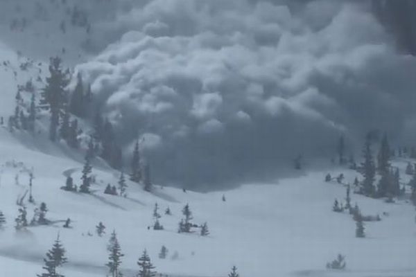米ユタ州で大規模な雪崩が発生し4人が死亡、生存者が撮影した動画が恐ろしい