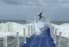 波で大きくうねるペルーの浮き桟橋、男性らが渡ろうとする動画にヒヤリ