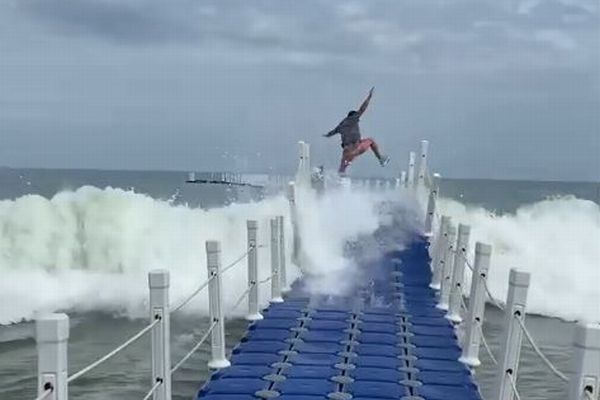 波で大きくうねるペルーの浮き桟橋、男性らが渡ろうとする動画にヒヤリ
