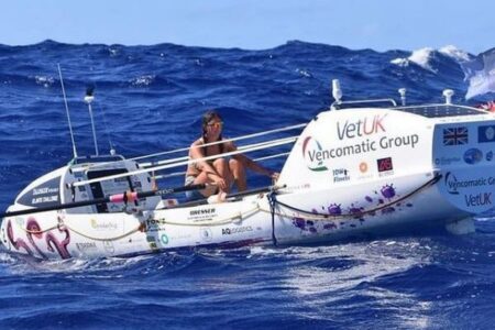 英の女性が手漕ぎボートで大西洋を横断、最年少記録を塗り替える