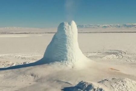 カザフスタンで作られた巨大な氷の山、温泉が噴き出し凍った姿が話題に