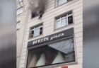 トルコのアパートで火災、母親が子供達を3階の窓から下へ落とす【動画】