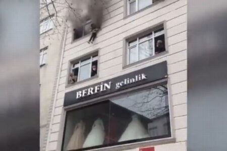 トルコのアパートで火災、母親が子供達を3階の窓から下へ落とす【動画】