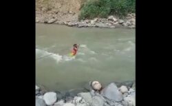 橋が壊れた南米の村で、少女がロープを使って激流を渡る映像がショッキング