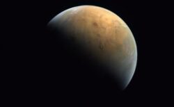 UAEの探査機が火星の姿をとらえ、初めて地球へ画像を送信