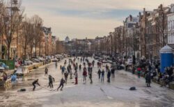 オランダの池や運河などがカチカチに凍り、人々がスケートを楽しむ