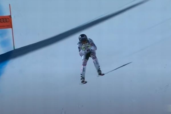 フランス人スキーヤーが競技中にコントロールを失うも、奇跡的に態勢を立て直す
