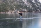 傘に風を受けてスイスイ、湖の上をスケートで滑っていく動画が楽しそう