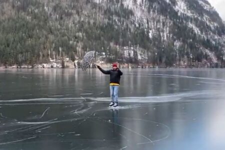 傘に風を受けてスイスイ、湖の上をスケートで滑っていく動画が楽しそう
