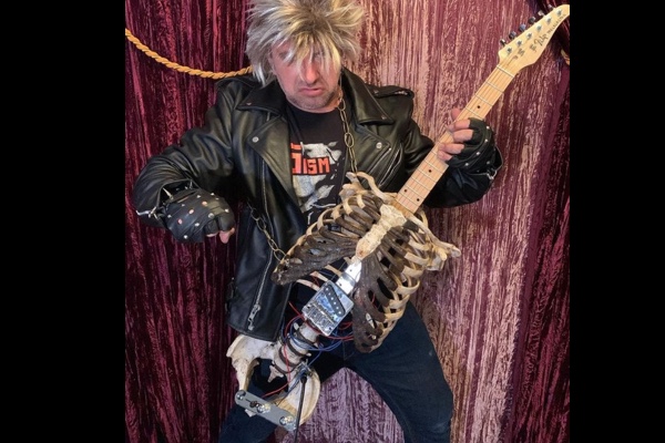 フロリダのミュージシャン、死んだ伯父の骸骨でギターを作る