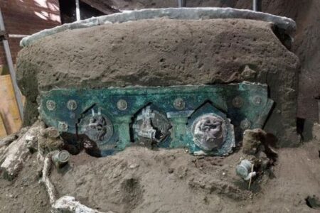 ポンペイの遺跡から、儀式用と見られる4輪の馬車を発見
