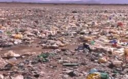 南米ボリビアのウルウル湖がゴミだらけ、プラスチックが広がる光景がショッキング