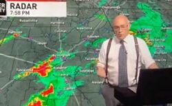 米テレビの気象予報士、自宅が竜巻に襲われてもニュースを伝え続ける