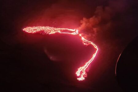 アイスランドで火山が噴火し溶岩も流出、800年ぶり【動画】