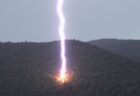 ズドドドーン！巨大な雷が山の斜面に落ちる写真を激撮【アメリカ】